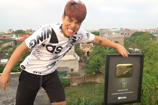 Sau tuyên bố hùng hồn xóa kênh, NTN táo tợn đăng clip thả tự do 4 nút play vàng: 'Thế nào cũng bị nói được'