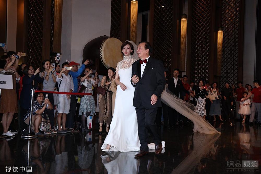 Lâm Chí Linh mặc váy cưới, sánh bước bên cha ở hôn lễ-1