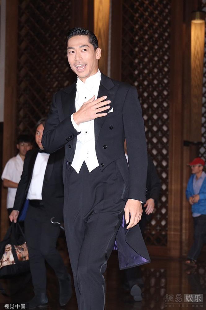 Lâm Chí Linh mặc váy cưới, sánh bước bên cha ở hôn lễ-4