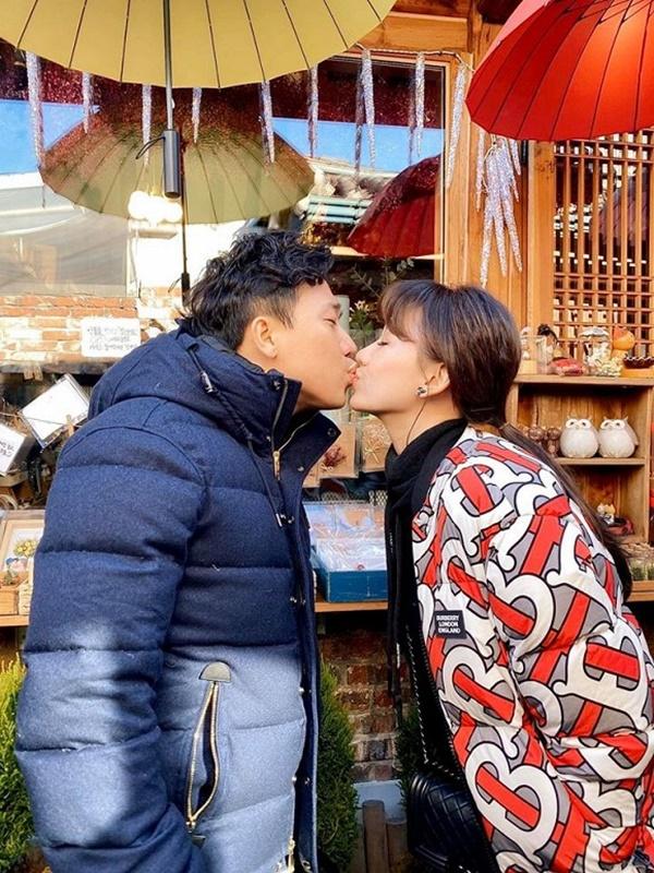 Mở đầu tin sao Việt là hình ảnh vợ chồng Trấn Thành - Hari Won hôn môi khi đi du lịch. Cả hai khiến tất cả fan "phát sốt" vì tình cảm mặn nồng dành cho nhau.