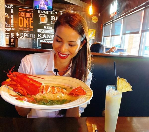 Phạm Hương ở đất Mỹ rất chăm chỉ quay Vlog để khán giả hiểu hơn về cuộc sống của cô. Trong hình là khoảnh khắc hoa hậu họ Phạm thể hiện sự thích thú với món ăn từ tôm hùm.
