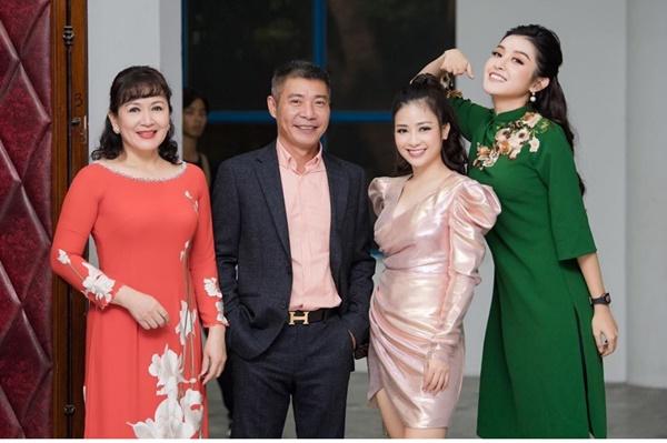 Á hậu Huyền My chụp ảnh vui nhộn, khoe chiều cao nổi bật bên cạnh danh hài Công Lý.