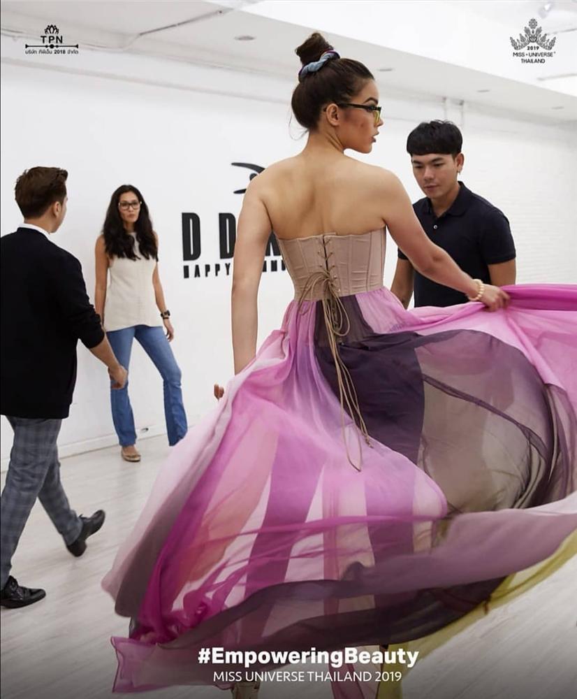 Bản tin Hoa hậu Hoàn vũ 17/11: Hoàng Thùy mặc suit đỏ chót vẫn khó chặt suit xanh của hoa hậu Leila-8