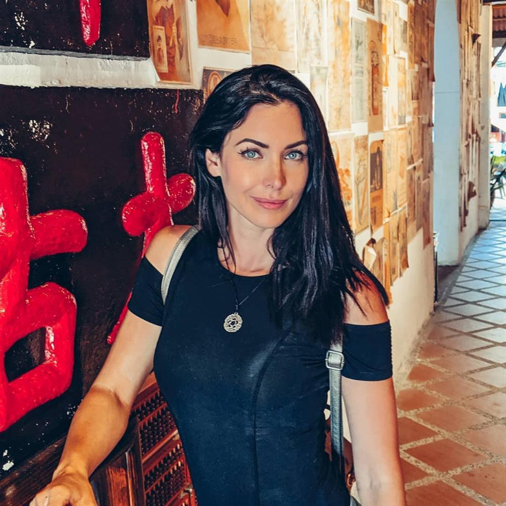 Bản tin Hoa hậu Hoàn vũ 17/11: Hoàng Thùy mặc suit đỏ chót vẫn khó chặt suit xanh của hoa hậu Leila-4