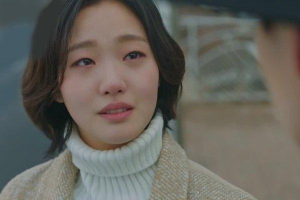 Phù dâu bật khóc ngay trong ngày kết hôn, em nhẹ nhàng an ủi rồi ném hoa cưới dằn mặt-1