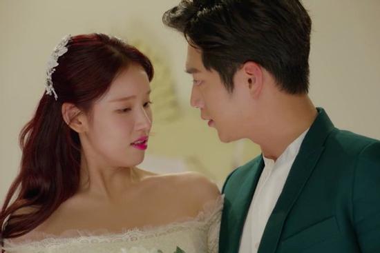 Phù dâu bật khóc ngay trong ngày kết hôn, em nhẹ nhàng an ủi rồi ném hoa cưới dằn mặt