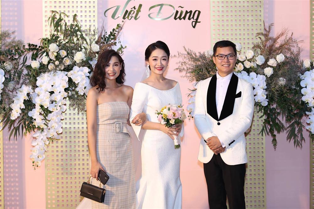 BTV Thời sự Thu Hà nồng nàn hôn chồng điển trai trong lễ cưới-4