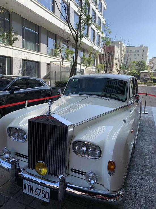 Xuất hiện xe Rolls-Royce, Bentley trong lễ cưới Lâm Chí Linh-2