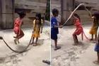 Báo Tây 'phát sốt' vì trẻ em Việt dùng rắn nhảy dây