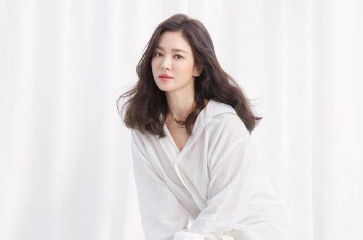 Song Hye Kyo tiếp tục thực hiện quyên góp 10.000 cuốn sách bằng tiếng Anh và tiếng Hàn trong dự án giáo dục về lịch sử Hàn Quốc.