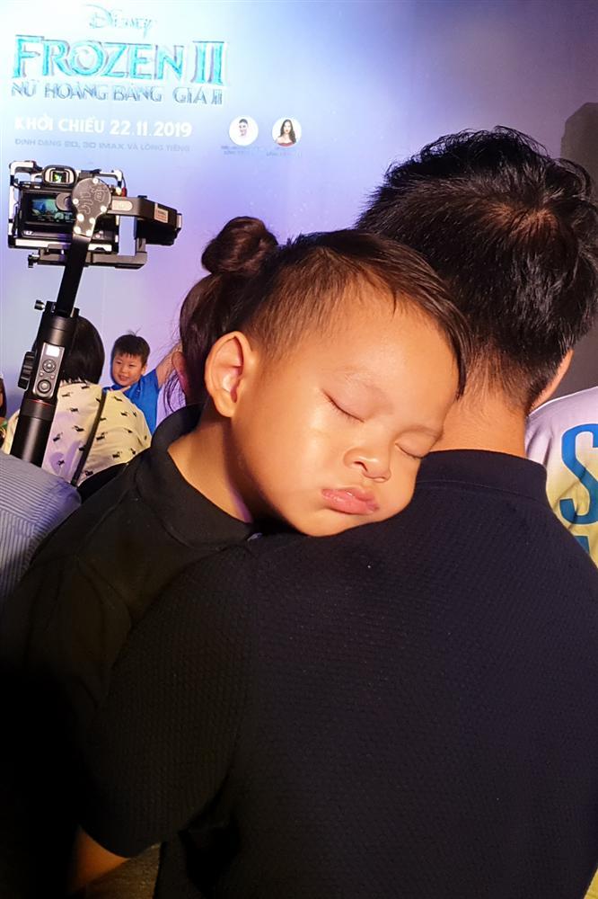 Tan chảy trước hình ảnh con út nhà Lý Hải - Minh Hà ngủ gục trên vai bố khi dự ra mắt phim Frozen 2-4