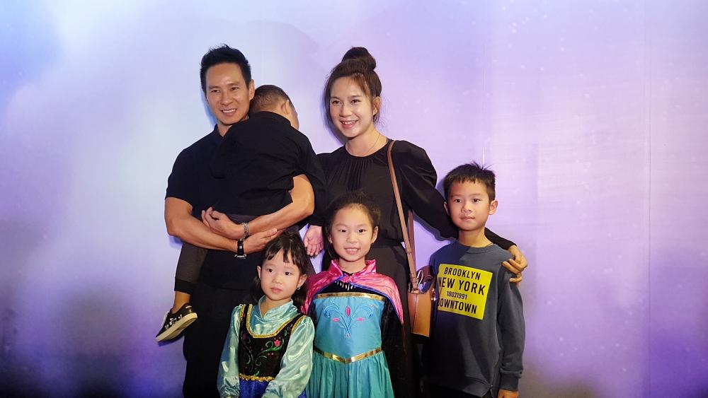 Tan chảy trước hình ảnh con út nhà Lý Hải - Minh Hà ngủ gục trên vai bố khi dự ra mắt phim Frozen 2-5