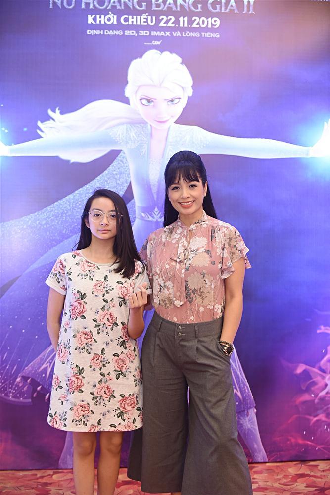 Tan chảy trước hình ảnh con út nhà Lý Hải - Minh Hà ngủ gục trên vai bố khi dự ra mắt phim Frozen 2-10