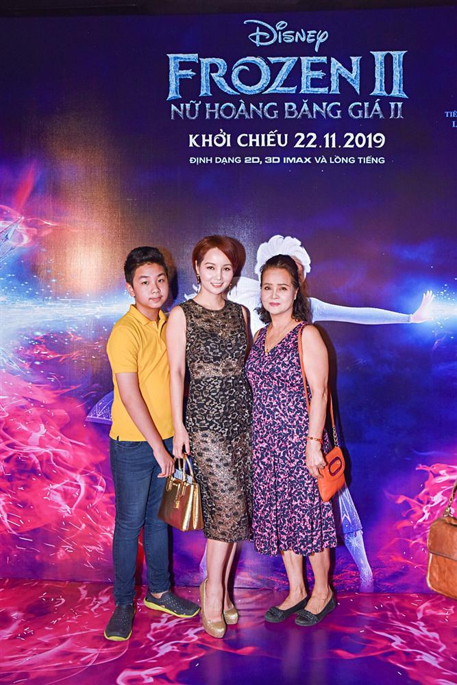 Tan chảy trước hình ảnh con út nhà Lý Hải - Minh Hà ngủ gục trên vai bố khi dự ra mắt phim Frozen 2-11