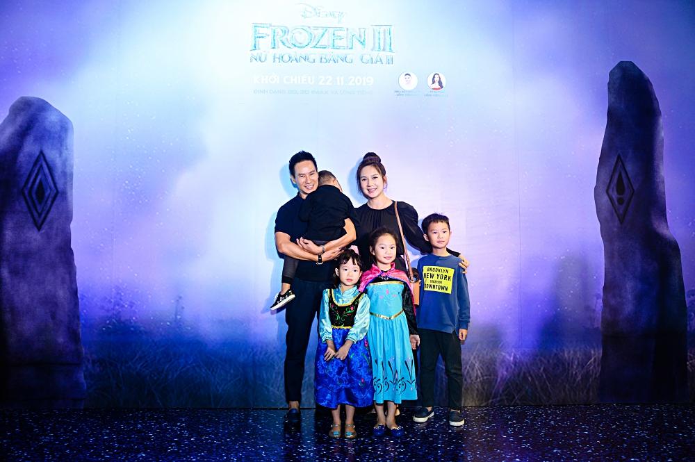 Tan chảy trước hình ảnh con út nhà Lý Hải - Minh Hà ngủ gục trên vai bố khi dự ra mắt phim Frozen 2-3