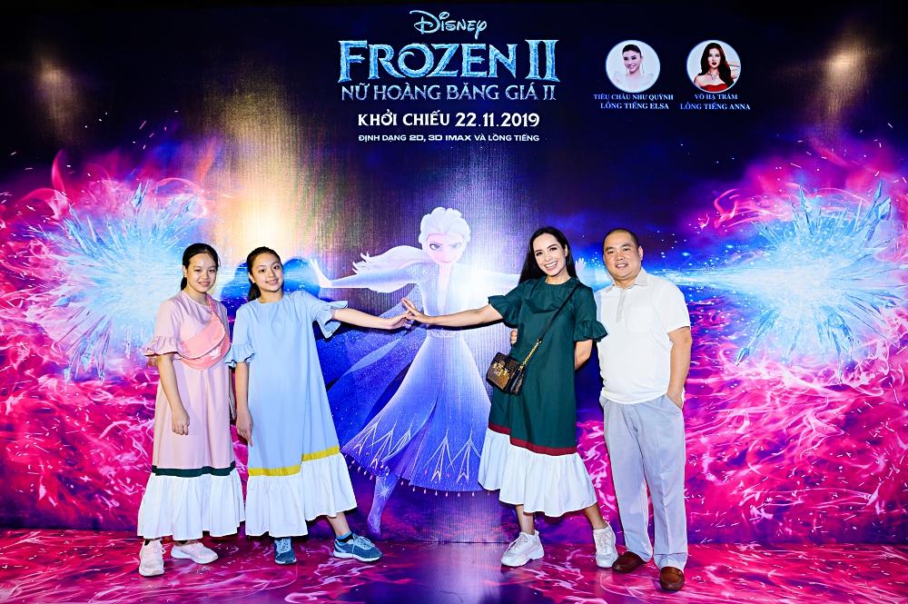 Tan chảy trước hình ảnh con út nhà Lý Hải - Minh Hà ngủ gục trên vai bố khi dự ra mắt phim Frozen 2-6