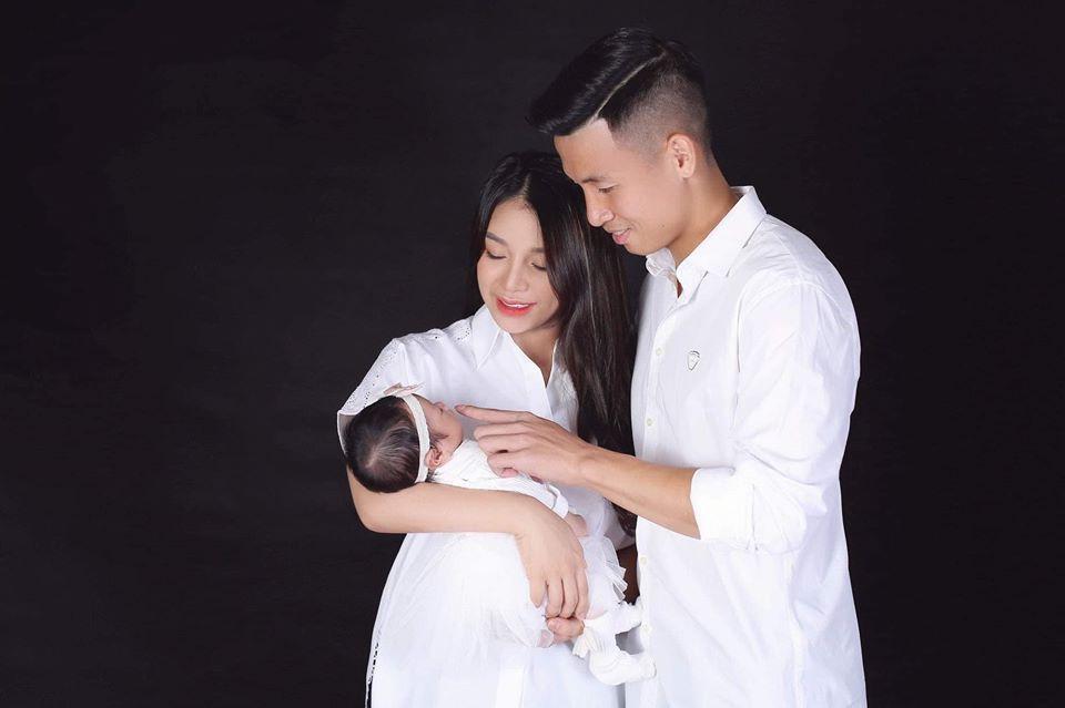 Bùi Tiến Dũng khoe nhan sắc bà xã sau chưa đầy 1 tháng sinh con mà cứ ngỡ người mẫu tạp chí-3