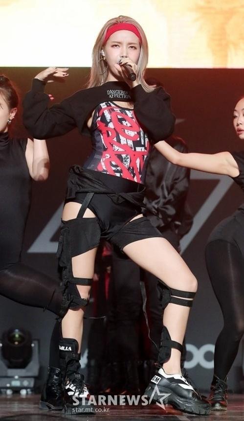 Solar (Mamamoo) khiến fan nhức mắt vì quần cắt te tua-1