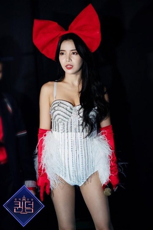 Solar (Mamamoo) khiến fan nhức mắt vì quần cắt te tua-2