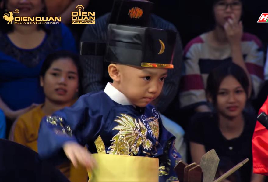 Team 5 chú tiểu tái xuất Thách Thức Danh Hài mùa 6, diễn Bao Công xử án siêu lầy-2