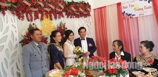 Chuyện lạ: Trước khi về nhà chồng, cô dâu chăm chú heo nặng 160kg trong phòng-2