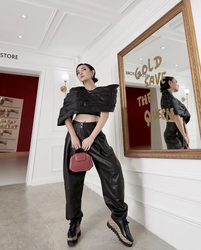 Hòa Minzy mặc đồ rộng thùng thình giữa tin đồn sinh nở - Đức Phúc khoe street style mà ngỡ đi lặn-4