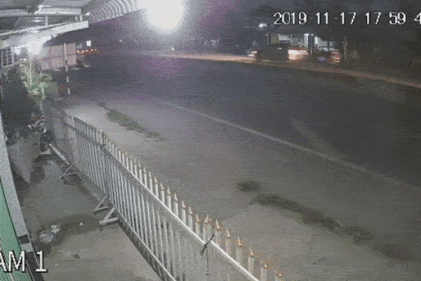 Clip: Kinh hoàng thanh niên phóng xe như tên bắn, tông vào bà cụ ven đường rồi trượt dài tóe lửa