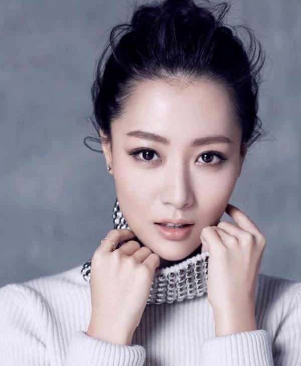 Sinh năm 1986, dù tốt nghiệp trường luật nhưng nhờ có năng khiếu nghệ thuật vượt trội, Bạch Băng đã nhận rất nhiều sự chú ý của truyền thông khi mới bước chân vào làng giải trí.