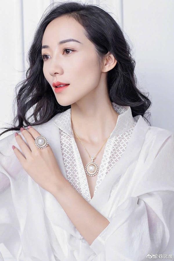 Hàn Tuyết là người đẹp có chống lưng mạnh nhất nhì giới giải trí, người bình thường không dám đắc tội. Từ khi vào nghề tới giờ, cô cũng chưa từng phải chịu quy tắc ngầm của làng giải trí Hoa ngữ nhờ gia thế khủng bậc nhất.