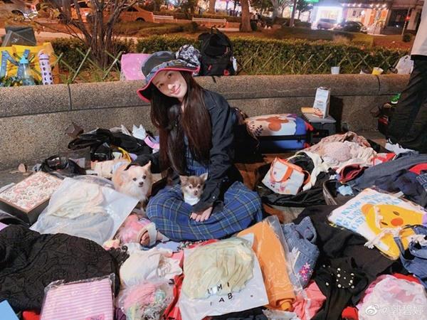 Quách Bích Đình ngồi lề đường bán quần áo-1