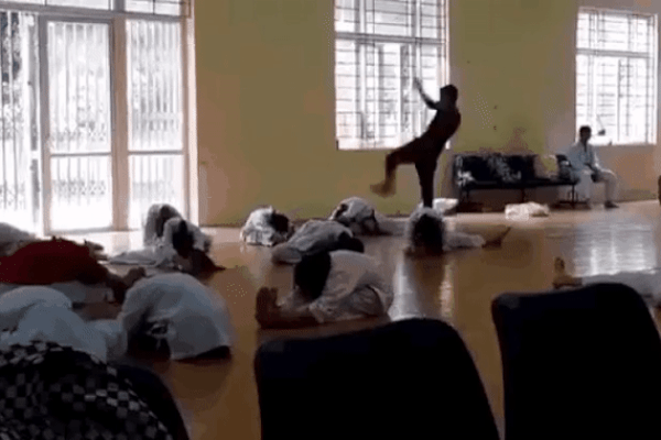 Clip: Sốc với thầy giáo dạy võ đánh học sinh như đập đất ở Vĩnh Phúc