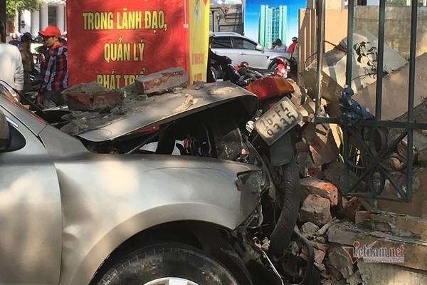 Xe điên tông 1 phụ nữ, hất văng tài xế xe ôm trên vỉa hè Hải Phòng-2