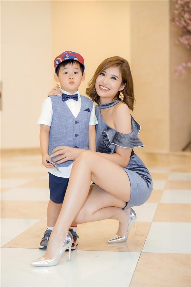 Con trai Hoa hậu Phan Hoàng Thu gây chú ý vì vẻ ngoài đáng yêu chuẩn soái ca-8