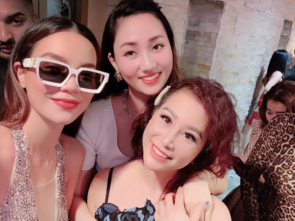 Hồ Ngọc Hà phải đeo kính râm khi chụp hình cùng vợ chồng Á hậu Ngô Trà My-4