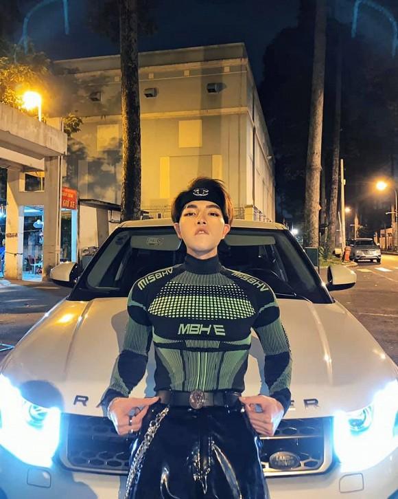 Hòa Minzy mặc đồ rộng thùng thình giữa tin đồn sinh nở - Đức Phúc khoe street style mà ngỡ đi lặn-2