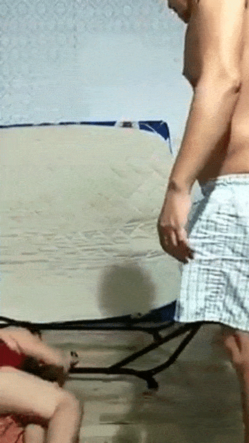 Clip: Vợ về muộn, chồng giang hồ đặt sẵn điện thoại quay cảnh đánh, đạp vợ như kẻ thù-1