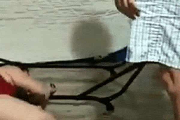 Toàn bộ clip ghi lại cảnh người nhà bệnh nhân đánh nữ điều dưỡng gãy hàm vì con phải nhường giường cho bệnh nhân mới vào-3