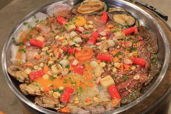 Thưởng thức nồi lẩu cay nấu từ 200 kg thịt ở Trung Quốc-1