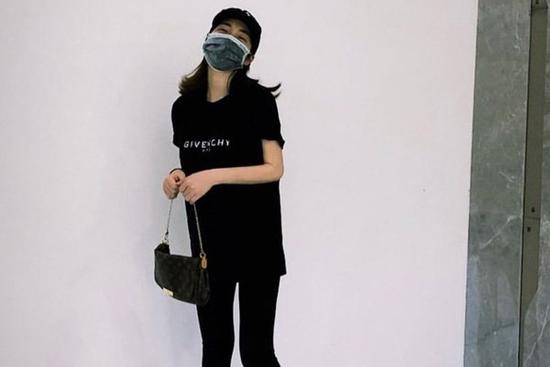 Lần đầu xuất hiện sau tin đồn sinh con, Hoà Minzy lộ dáng gầy xót xa