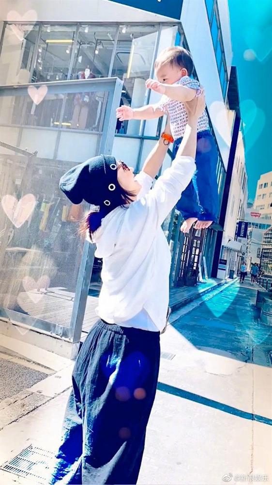 Không còn giấu giếm, Trương Bá Chi khoe ảnh con trai thứ 3 lớn phổng-1