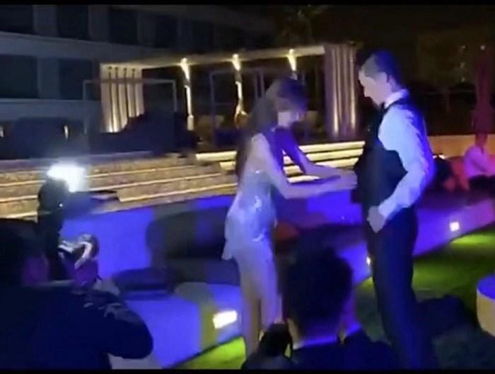 Siêu mẫu Lâm Chí Linh vô tư cởi đồ của ông xã trước mặt bạn bè-1