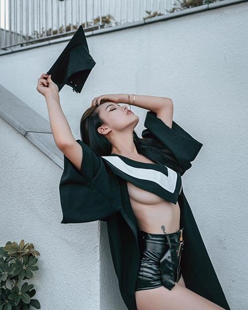 Thả rông ngực khi khoác áo cử nhân, nữ sinh làm dân mạng nóng mắt với kiểu thời trang sai quá sai-3