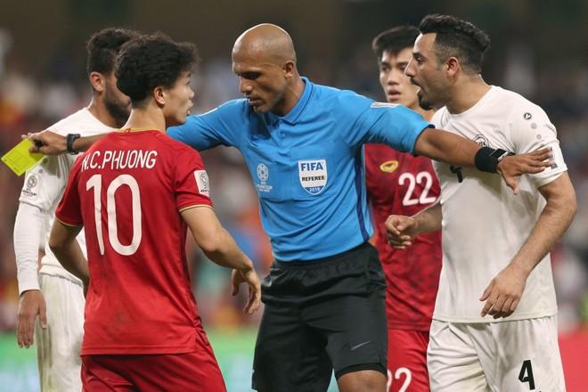 Trọng tài trận Việt Nam - Thái Lan đội nón lá check-in tại hồ Gươm-3