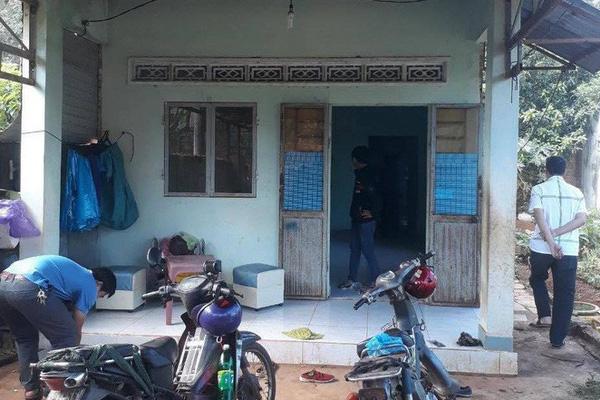 Vợ đập mũ bảo hiểm dằn mặt chồng và bạn nhậu: Mày gan đến cỡ nào?-1