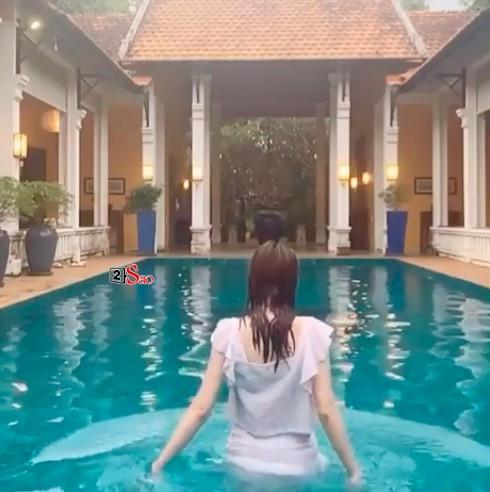 Nam Em khiến fan xịt máu vì màn cởi đồ cực kỳ nóng bỏng tại bể bơi-1