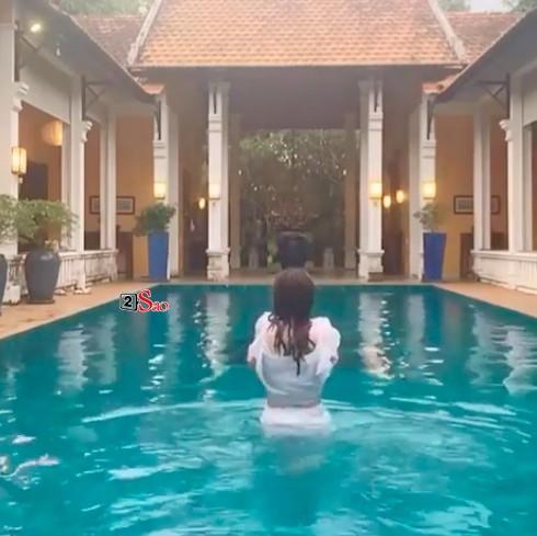 Nam Em khiến fan xịt máu vì màn cởi đồ cực kỳ nóng bỏng tại bể bơi-2