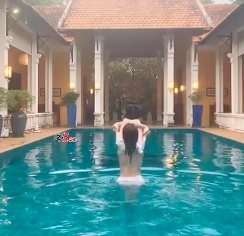 Nam Em khiến fan xịt máu vì màn cởi đồ cực kỳ nóng bỏng tại bể bơi-3