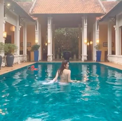 Nam Em khiến fan xịt máu vì màn cởi đồ cực kỳ nóng bỏng tại bể bơi-5