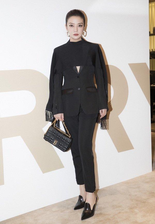 Triệu Vy sang chảnh như nữ tổng tài với phong cách mặc suit không nội y-1