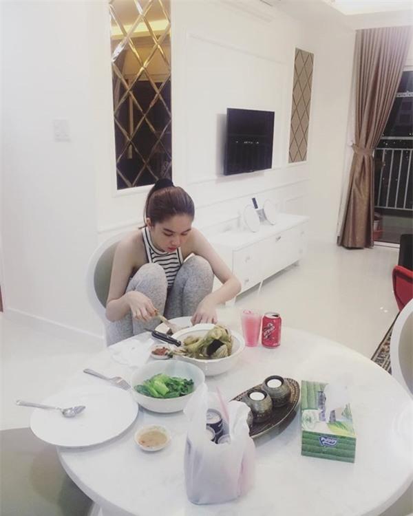 Ngọc Trinh quay clip ăn gà rán, dân mạng chỉ quan tâm tướng ngồi vắt chân lên ghế rất đàn ông-6